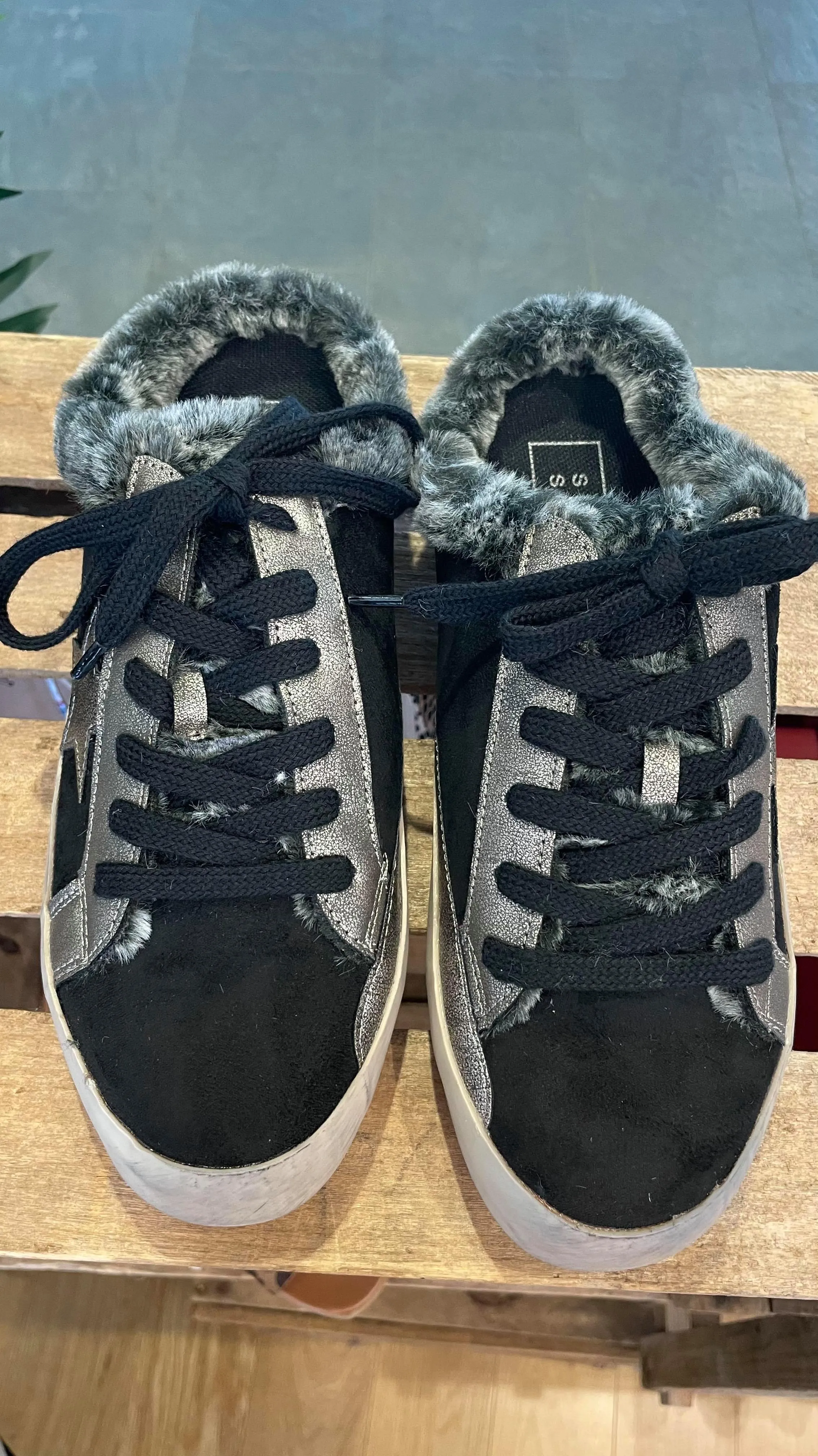 Black Low Top Fashion Sneaker
